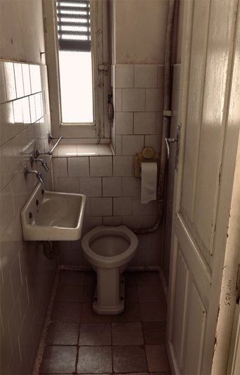 老旧的厕所